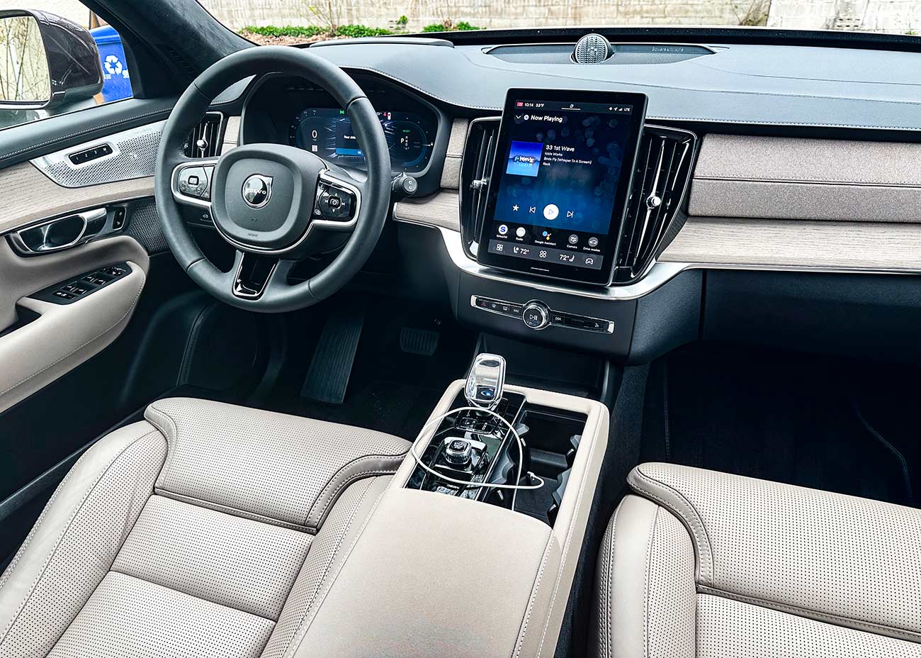 Steering wheel and dashboard console of the Volvo XC90.