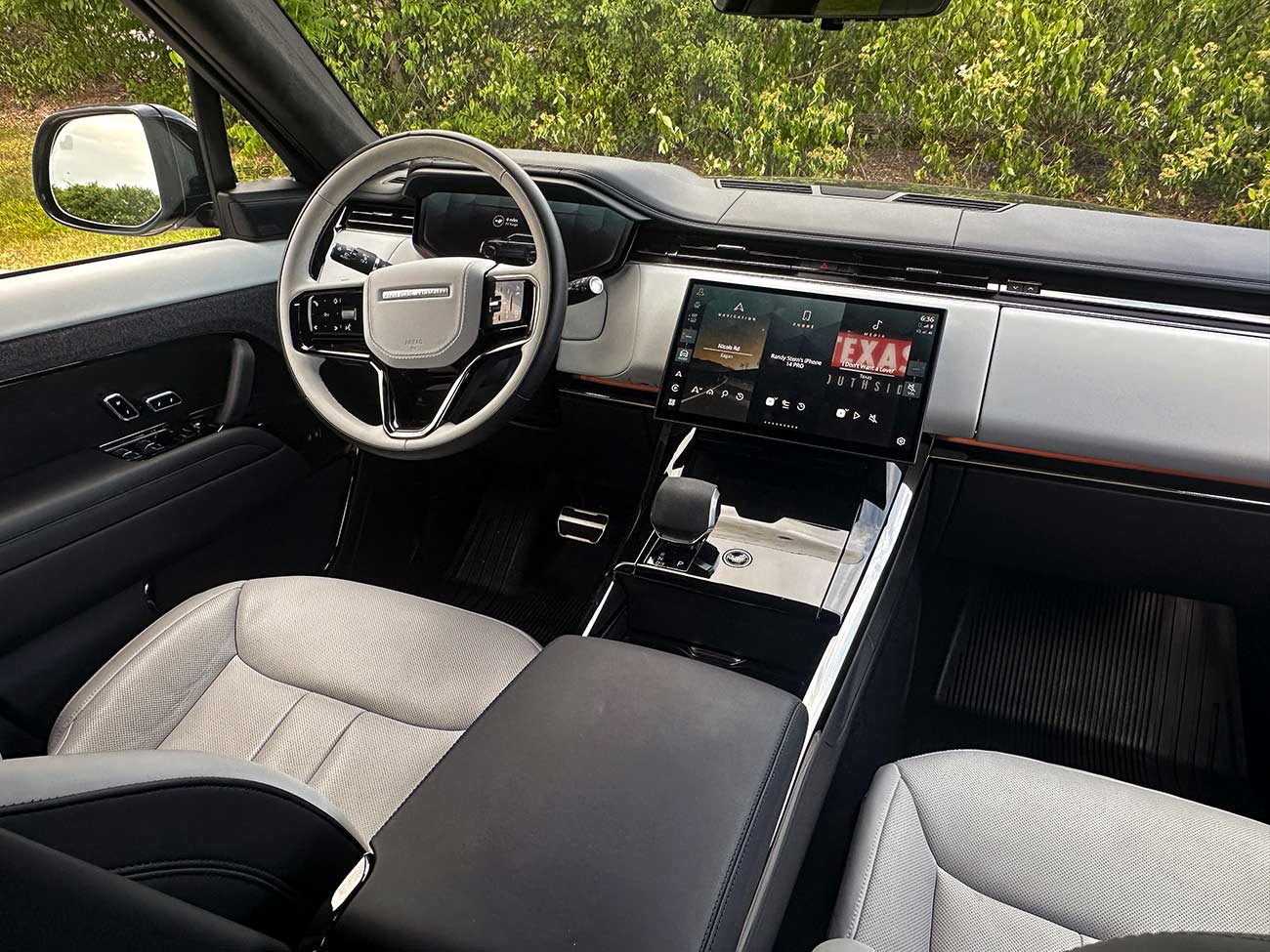 Main console of the 2025 Range Rover Sport.
