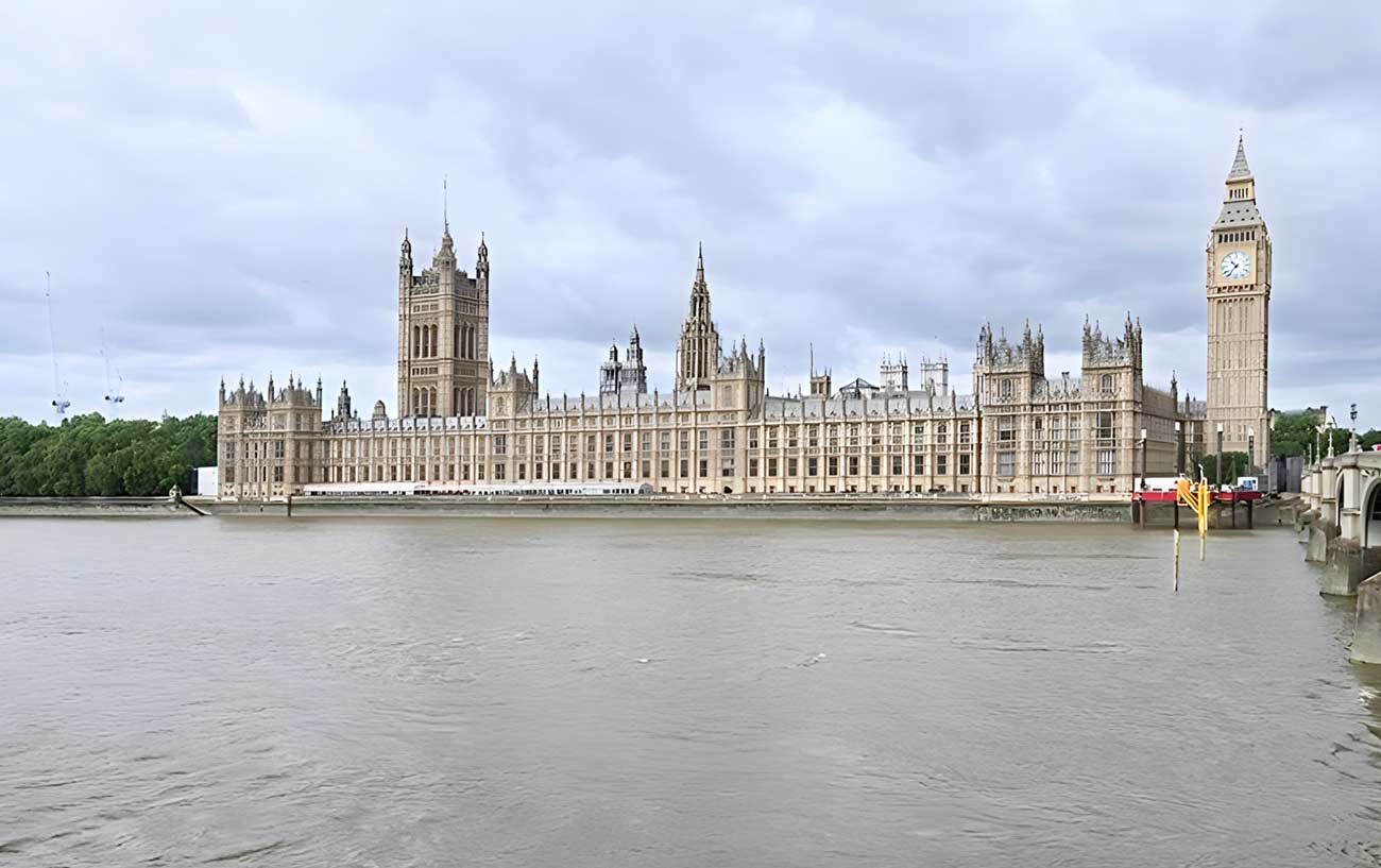 A shot across the water of Buckingham Palace.