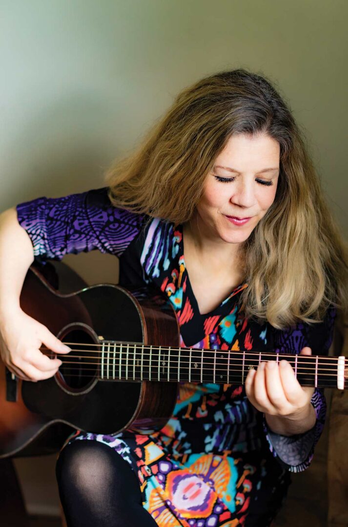 Dar Williams play her guitar.